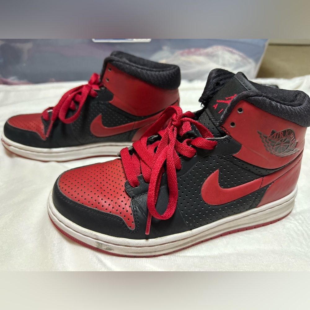 AIR JORDAN 1 RETRO ALPHA 1’s black & red 393733-001 size 5Y